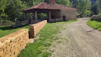 Murallas, un puente medieval y bosques de colores: el pueblo de Teruel que debes visitar en otoño