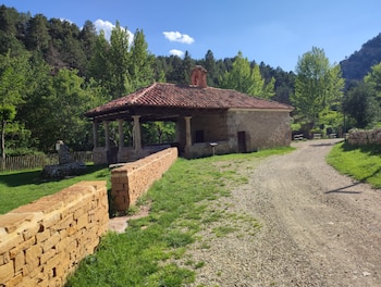Ermita de Nuestra Señora de Loreto, se sitúa a las afueras de la población, junto al río. (Ayuntamiento de Linares de Mora)
