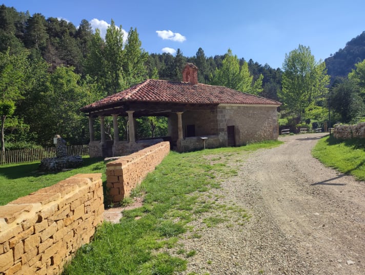 Ermita de Nuestra Señora de Loreto, se sitúa a las afueras de la población, junto al río. (Ayuntamiento de Linares de Mora)