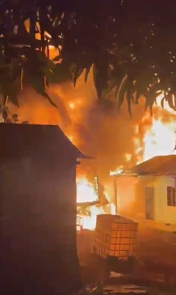 El incendio, originado por una chispa durante el cargue de gasolina, afectó siete casas en cuestión de minutos - crédito Captura video