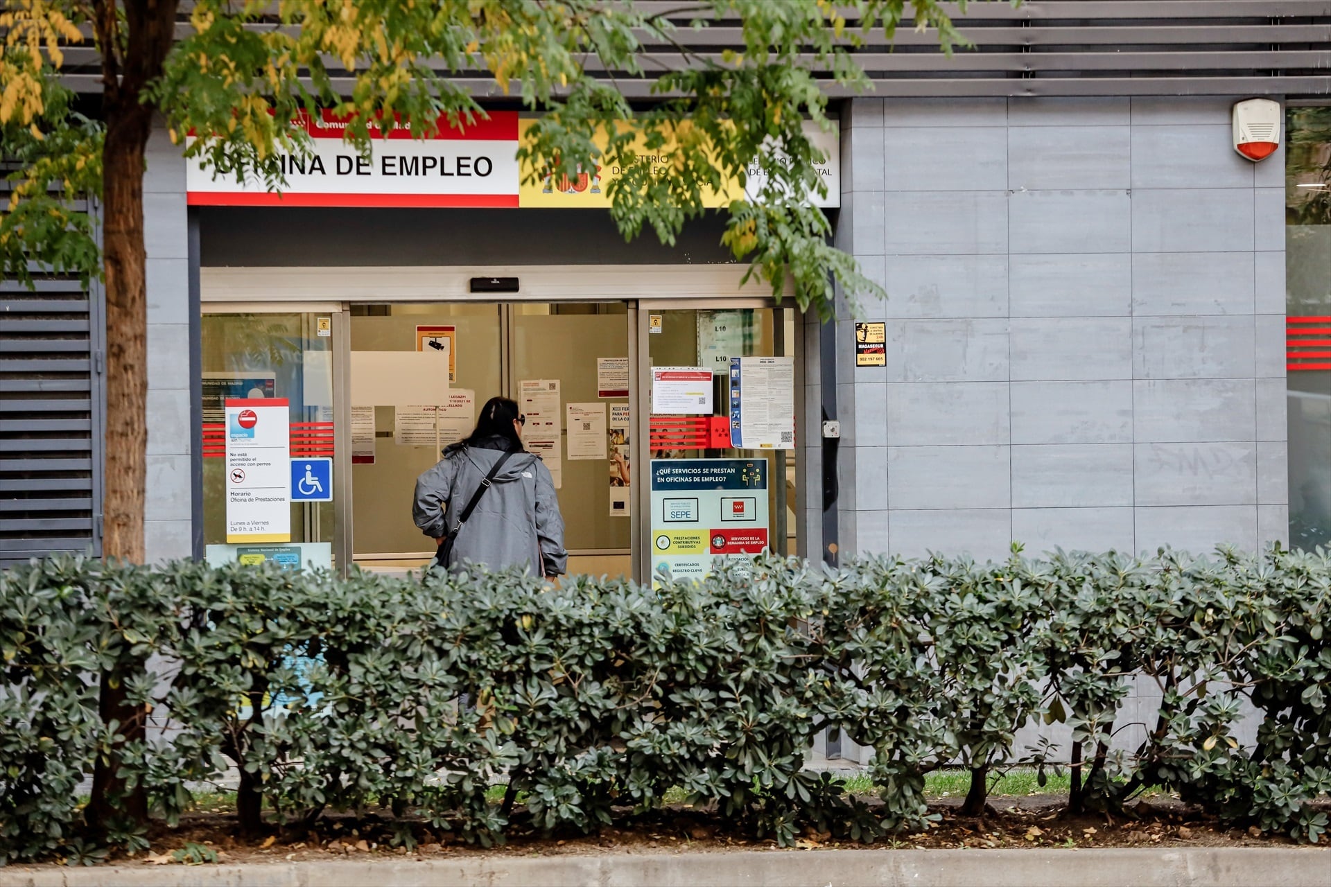 Una mujer a las puertas del SEPE de Acacias, en Madrid. (Carlos Luján / Europa Press)