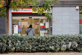 Una mujer a las puertas del Sepe de Acacias, en Madrid. Carlos Luján / Europa Press