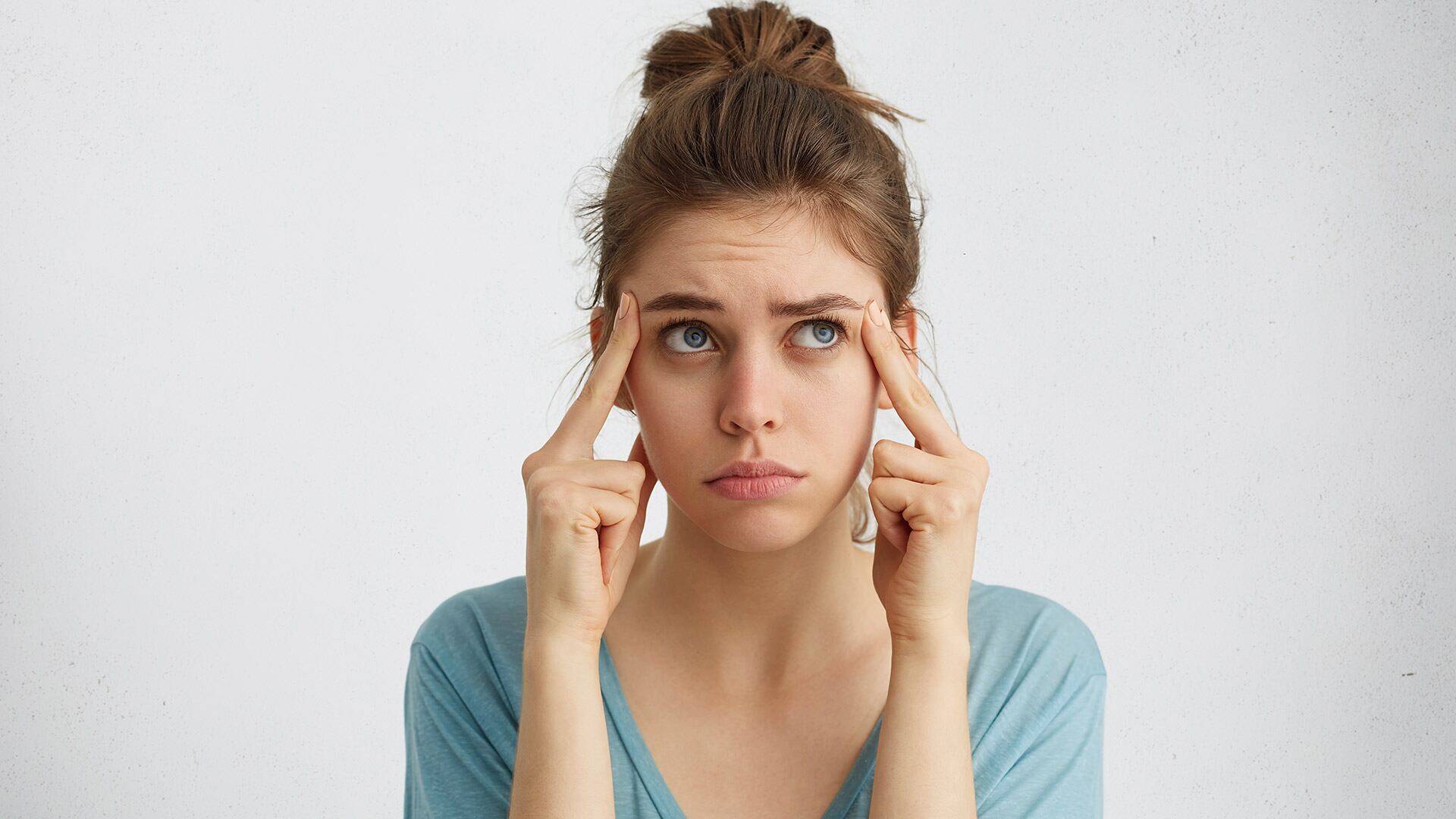 El estrés y la falta de descanso influyen directamente en la calidad y apariencia de la piel (Freepik)