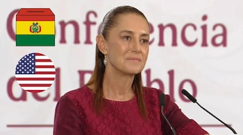 Claudia Sheinbaum en un podio con micrófonos; a la izquierda, una urna con la bandera de Bolivia y un círculo con la bandera de Estados Unidos.