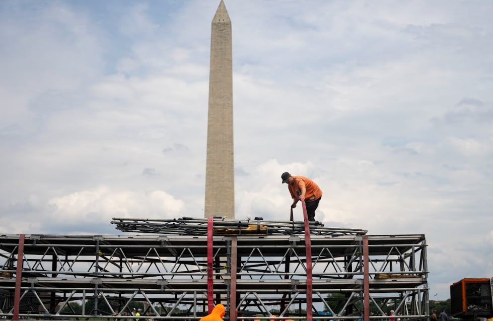 Las obras en el National Mall se desarrollan a la vista del Monumento a Washington (Al Drago/Para The Washington Post)