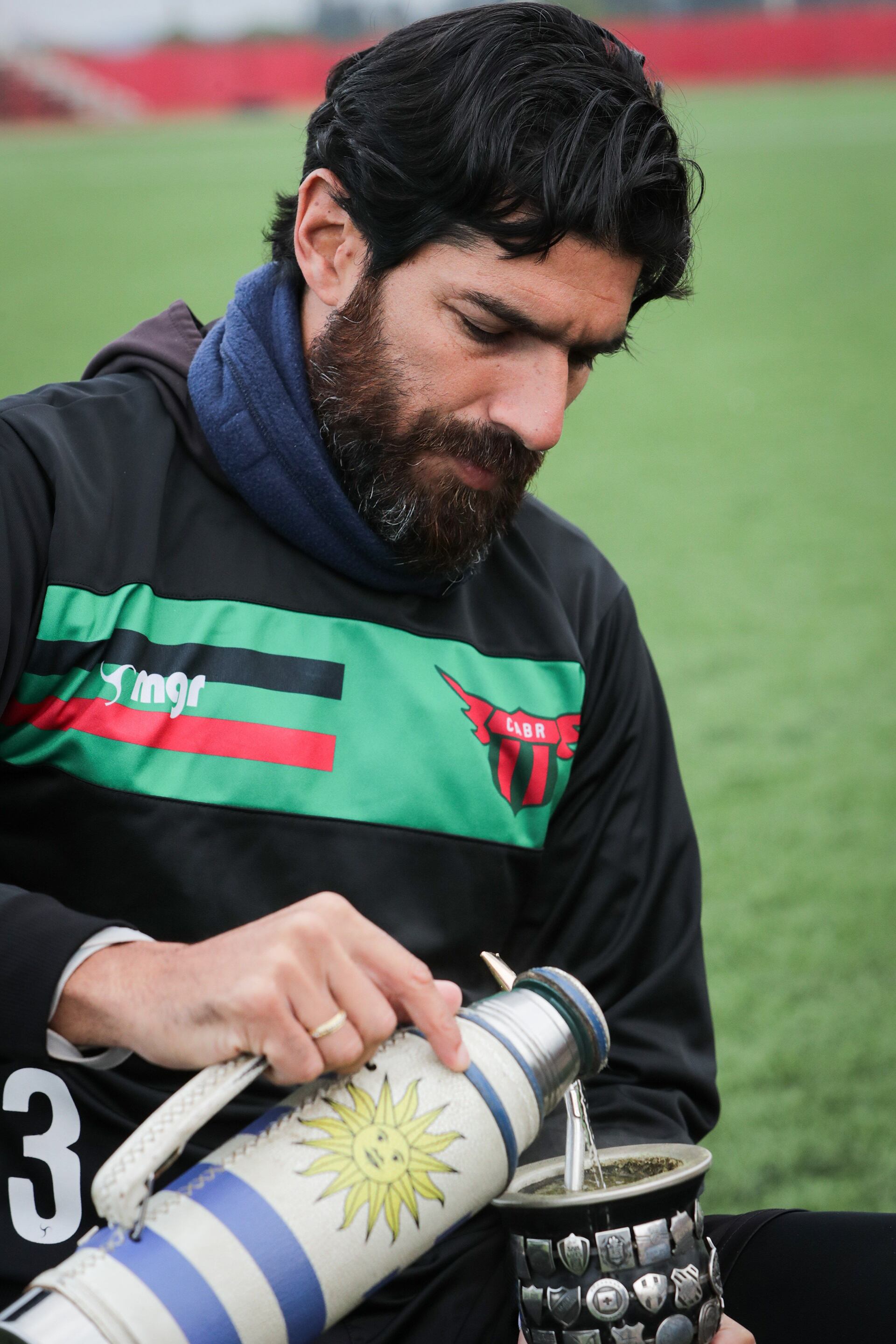 Abreu tiene un mate con los escudos de todos los clubes en los que jugó, incluido el Depor (EFE/Raúl Martínez)