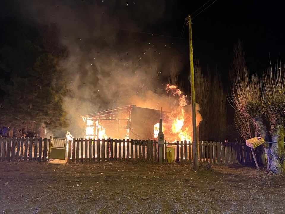 La vivienda al momento del incendio durante el fin de semana (Foto: @LaImagenInfo)