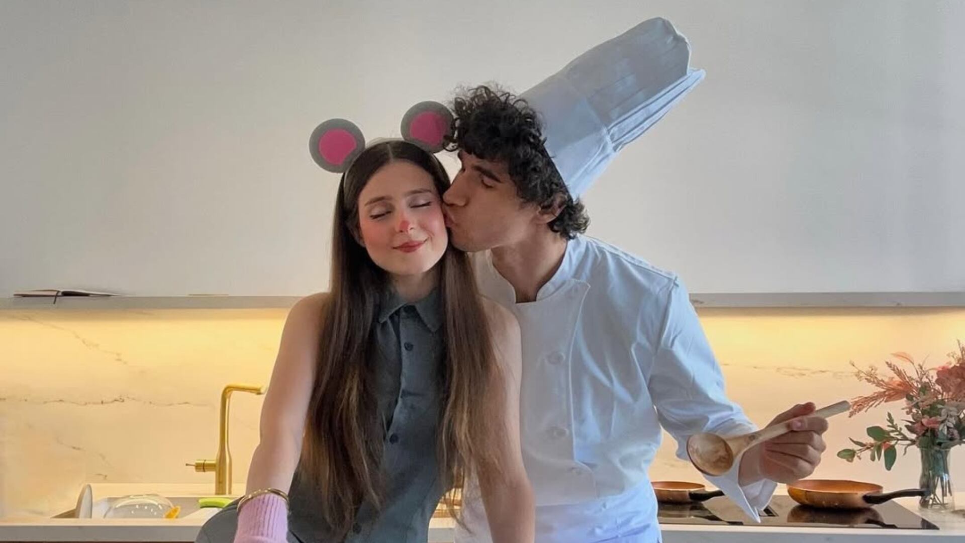 RoRo, la influenciadora del momento también cose y cocina, es conocida por su contenido en el mundo - crédito @whoisroro/Instagram
