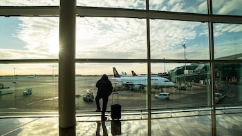 Las reservas de vuelos a Oriente para el verano se recuperan pero aún marcan caídas del 30%, según IATA