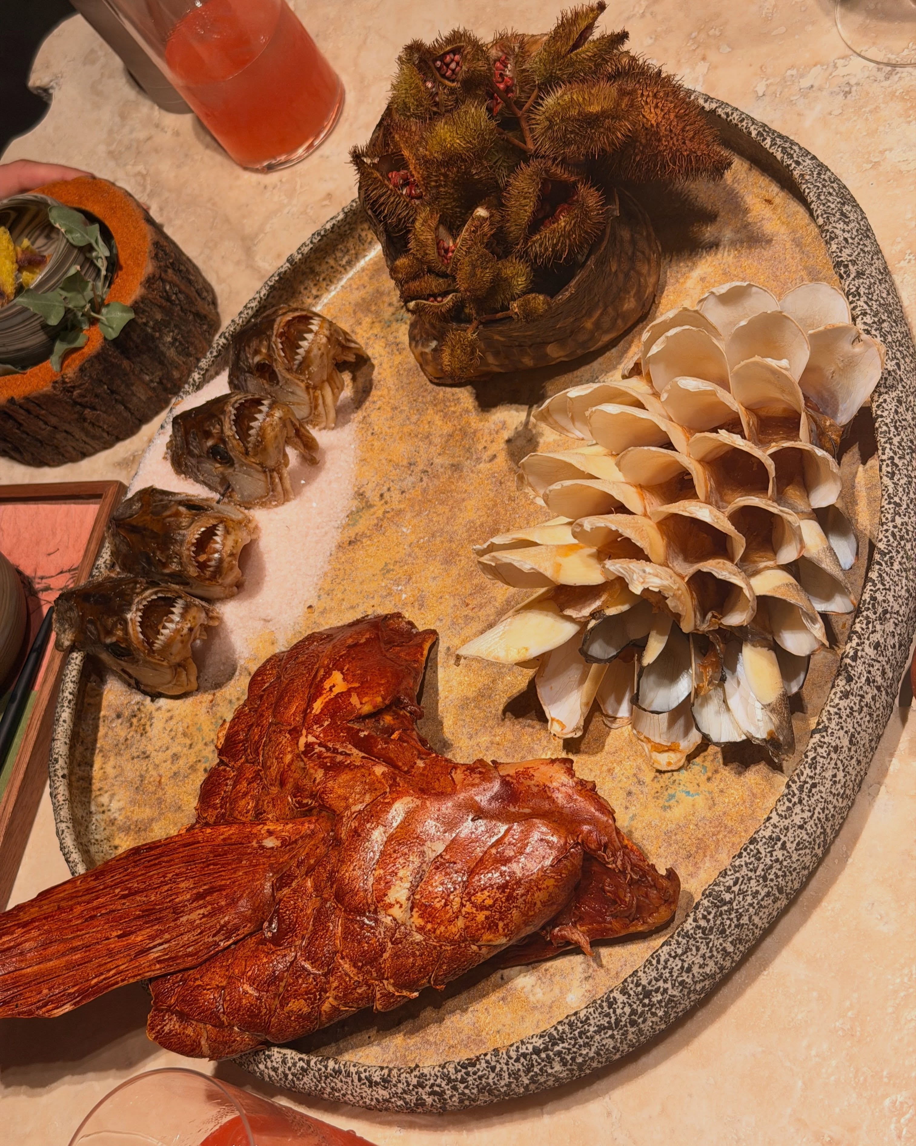 Un plato de la gastronomía peruana expone insumos amazónicos y marinos durante la visita del cantante Kim Taehyung a Lima.