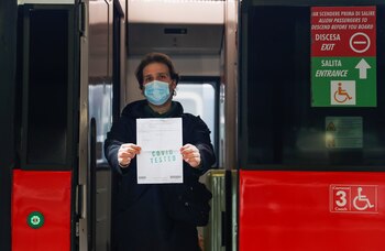 Una pasajera muestra una prueba