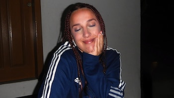 Lucrecia vive en Capital Federal