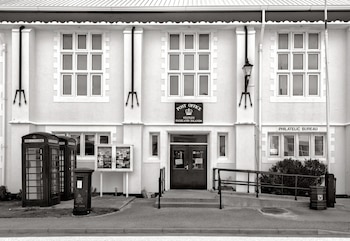 "Detenida en el tiempo. En la avenida principal de las islas está la oficina de correos con su típica construcción estilo inglés"