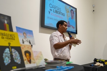 MIAMI (ESTADOS UNIDOS), 25/08/2026.- El artista cubano Luis Manuel Otero Alcántara (i) habla durante el acto 'Cartas de libertad y solidaridad' este martes, un evento de Amnistía Internacional (AI), en el que recibió más de 27.000 cartas y mensajes de apoyo que le enviaron personas de todo el mundo durante sus cinco años preso en Cuba y que, contó, nunca llegó a leer, en Miami (EE.UU.). EFE/ Alberto Boal