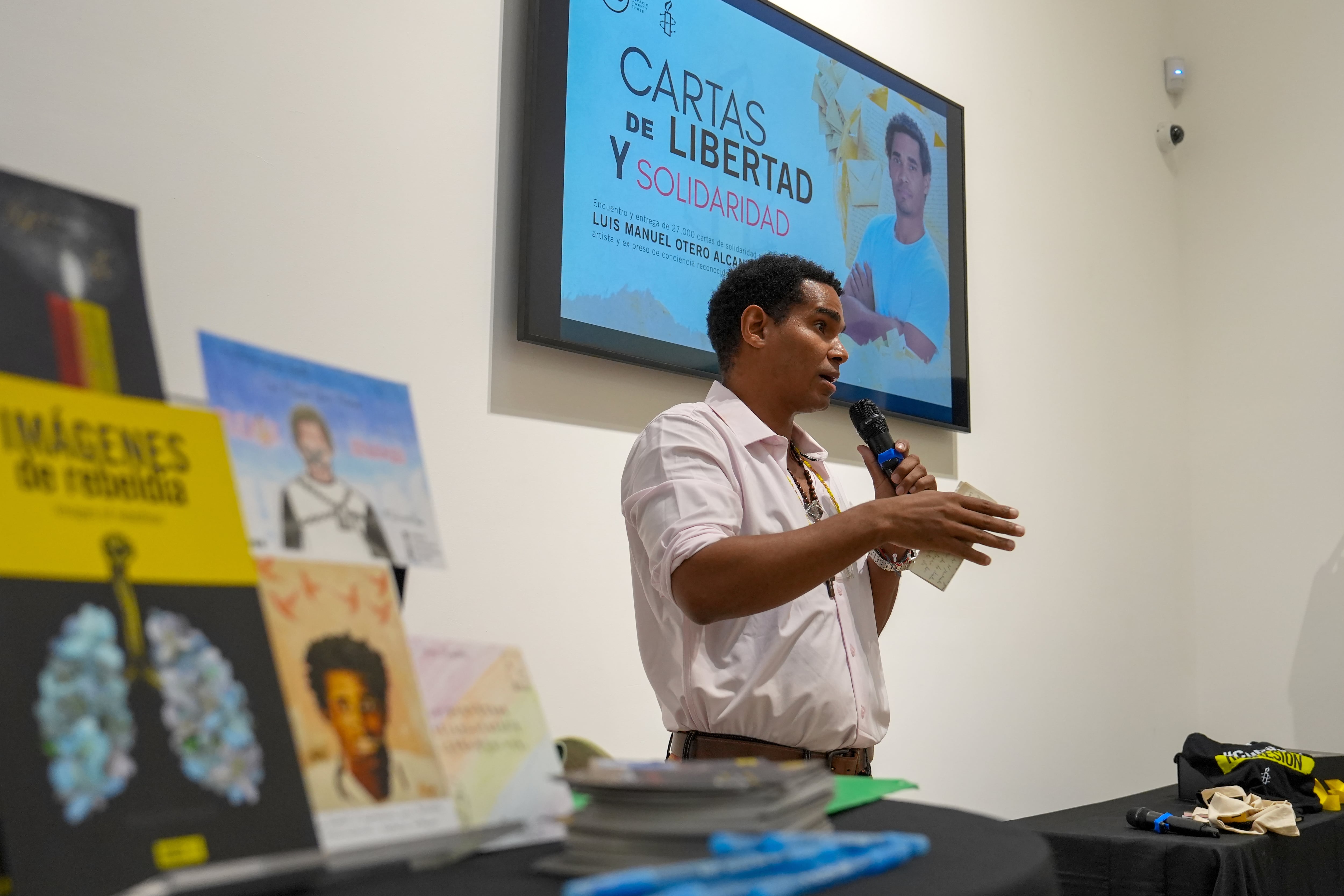 MIAMI (ESTADOS UNIDOS), 25/08/2026.- El artista cubano Luis Manuel Otero Alcántara (i) habla durante el acto 'Cartas de libertad y solidaridad' este martes, un evento de Amnistía Internacional (AI), en el que recibió más de 27.000 cartas y mensajes de apoyo que le enviaron personas de todo el mundo durante sus cinco años preso en Cuba y que, contó, nunca llegó a leer, en Miami (EE.UU.). EFE/ Alberto Boal