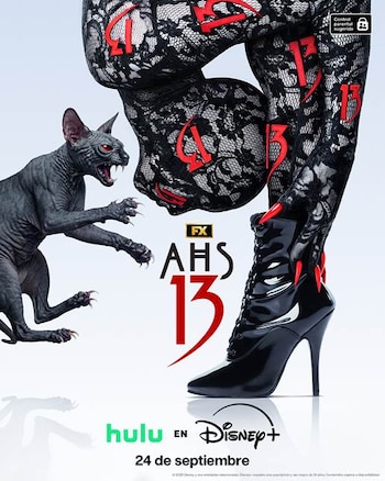 Gato esfinge gris, piernas con medias de encaje negro y números 13 rojos. Bota de tacón alto negra. Logotipos AHS, FX, Hulu, Disney+