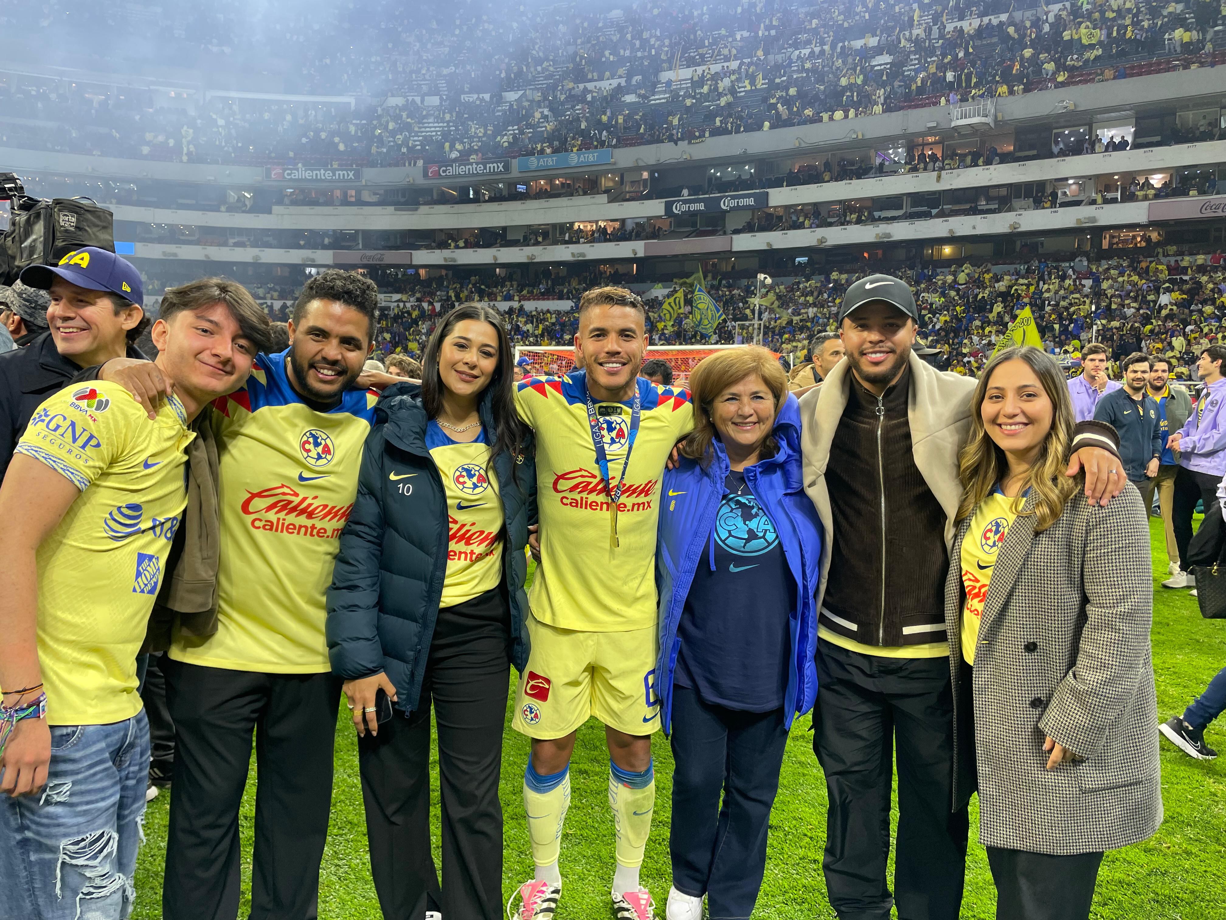 Jonathan Dos Santos festejó el campeonato en compañía de su familia