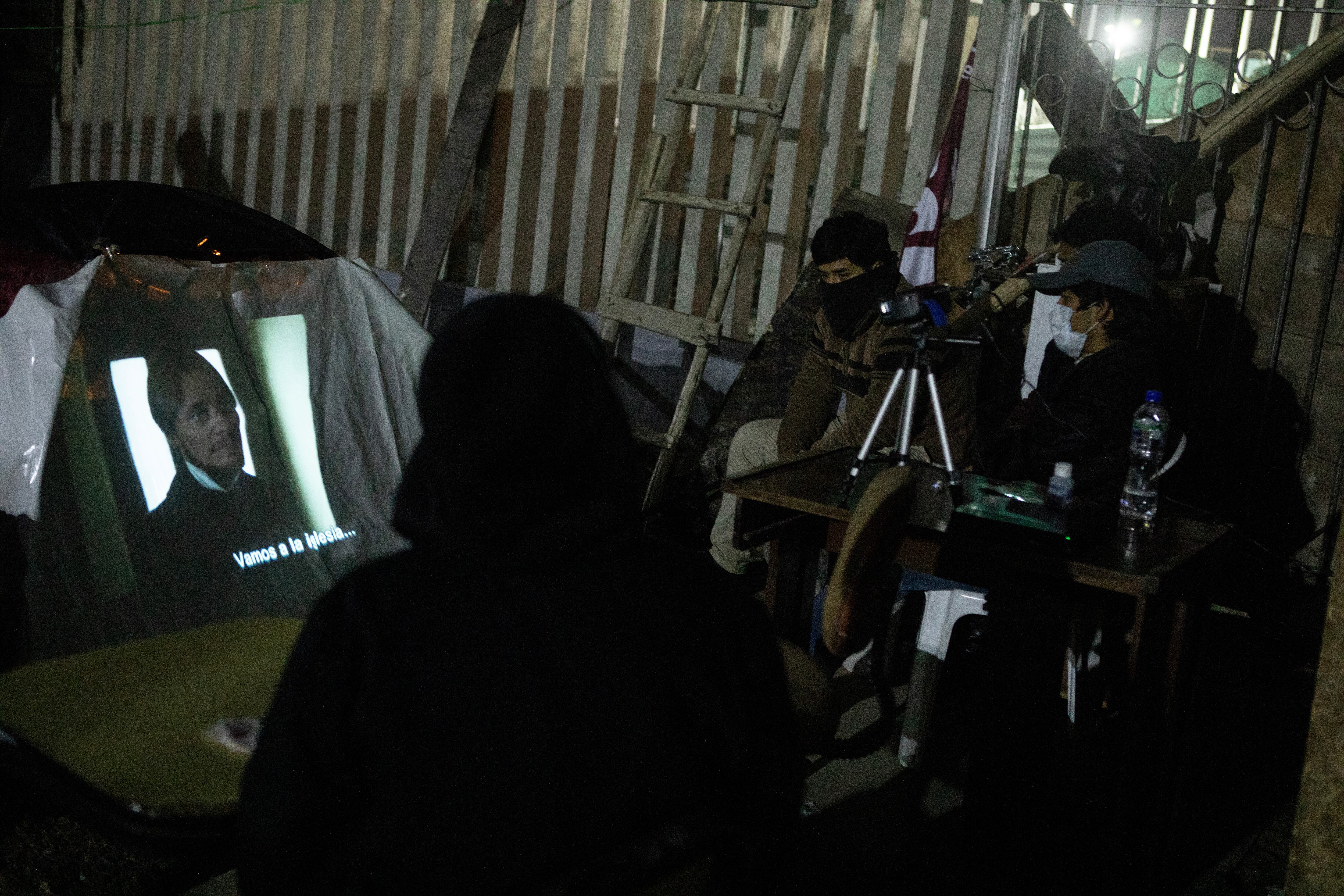Alumnos percnotaron en San Marcos para mantener la toma por la gratituidad de la educación: veían películas en un proyector para distraerse. Foto: Stifs Paucca Suárez