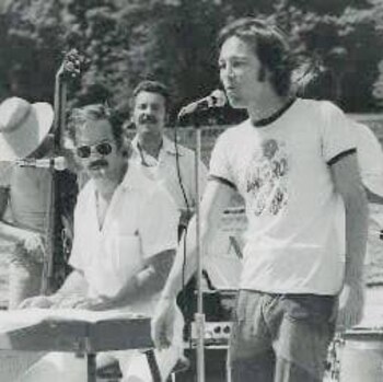 En 1982, meses antes de su trágica muerte, Salvador Sánchez participó en una película con la dupla Colón - Blades, quienes buscaban incursionar en la industria cinematográfica con el filme producido por Fania Récords.