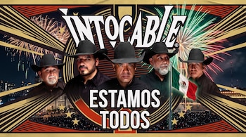 Cinco integrantes del grupo Intocable con sombreros negros junto a la bandera de México, fuegos artificiales y el texto Estamos Todos.
