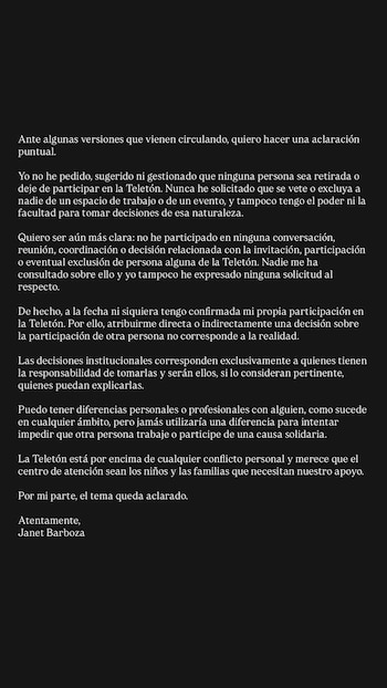 Texto blanco con declaración de Janet Barboza sobre su no injerencia en la participación de otras personas en la Teletón, sobre fondo oscuro