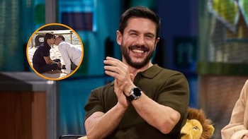 Alejo Sauras, quien protagonizó el primer beso gay de la televisión, en ‘La Revuelta’: “Es uno de mis mayores orgullos”