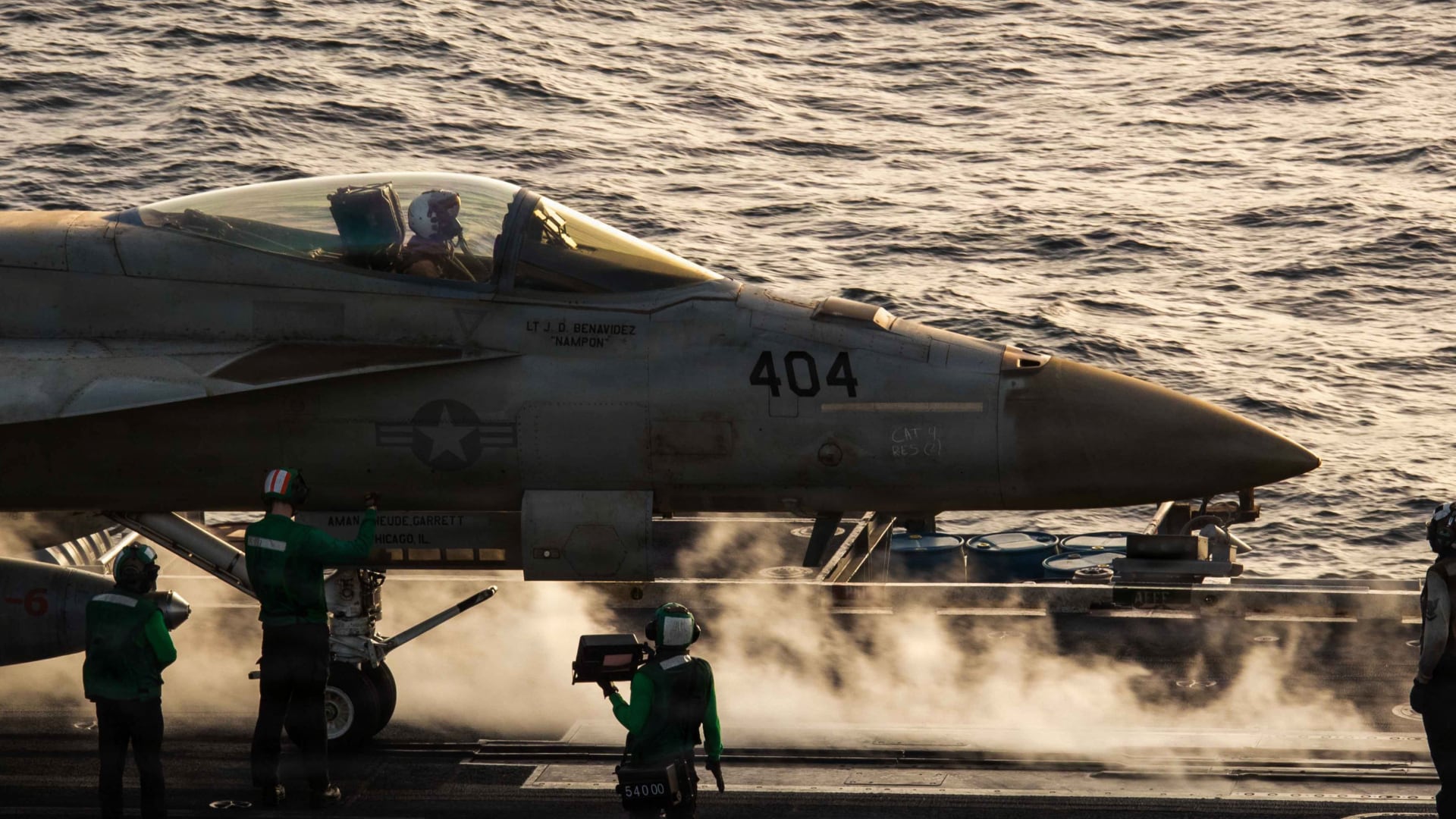 Un caza de Estados Unidos preparado para el despegue en el USS Abraham Lincoln (CVN 72) (@centcom)