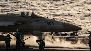 Un caza de Estados Unidos preparado para el despegue en el USS Abraham Lincoln (CVN 72) (@centcom)