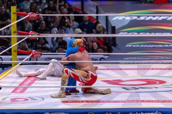 El espectacular luchador levantó nuevamente el histórico trofeo tras vencer a Komander en una final memorable. (Foto: Diego Cedrix)