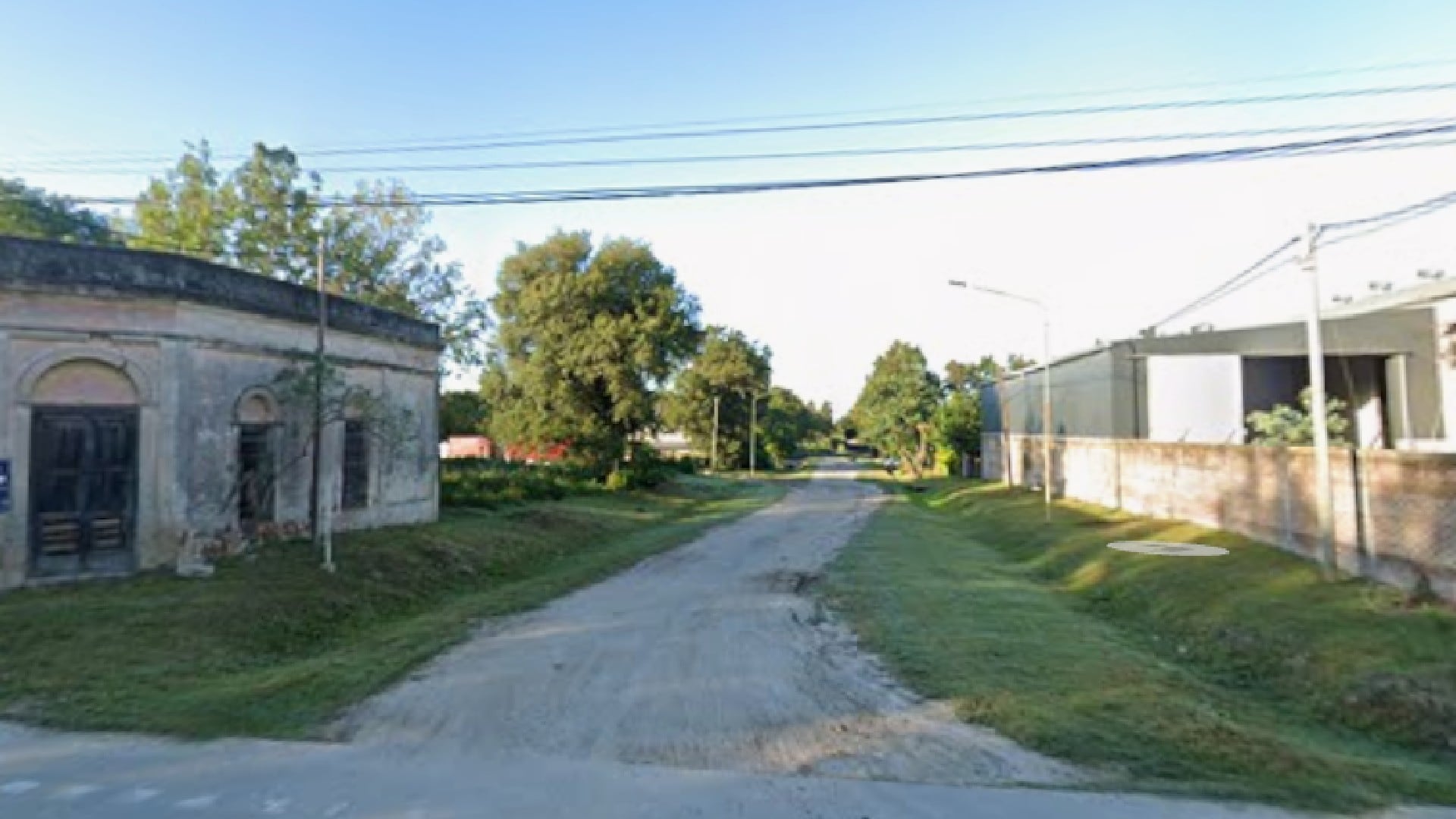 Esta es la calle en Reconquista, Santa Fe, donde ocurrió el trágico femicidio seguido de suicidio, mostrando el entorno con edificios y vegetación a los costados.