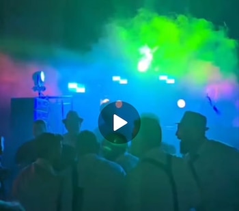 Un montaje del video grabado durante la boda, ya de noche, que deja claro que había elementos de humo artificial