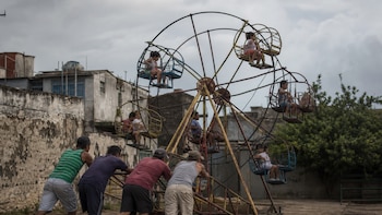 La crisis eléctrica en Cuba obliga a mover juegos mecánicos con fuerza humana