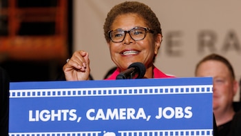 La alcaldesa Karen Bass presenta un ambicioso plan climático para Los Ángeles