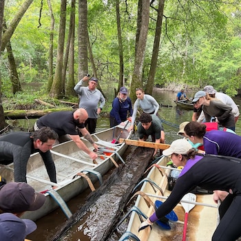 La misteriosa canoa flotante encontrada en Carolina del Norte y el secreto que guarda el río
