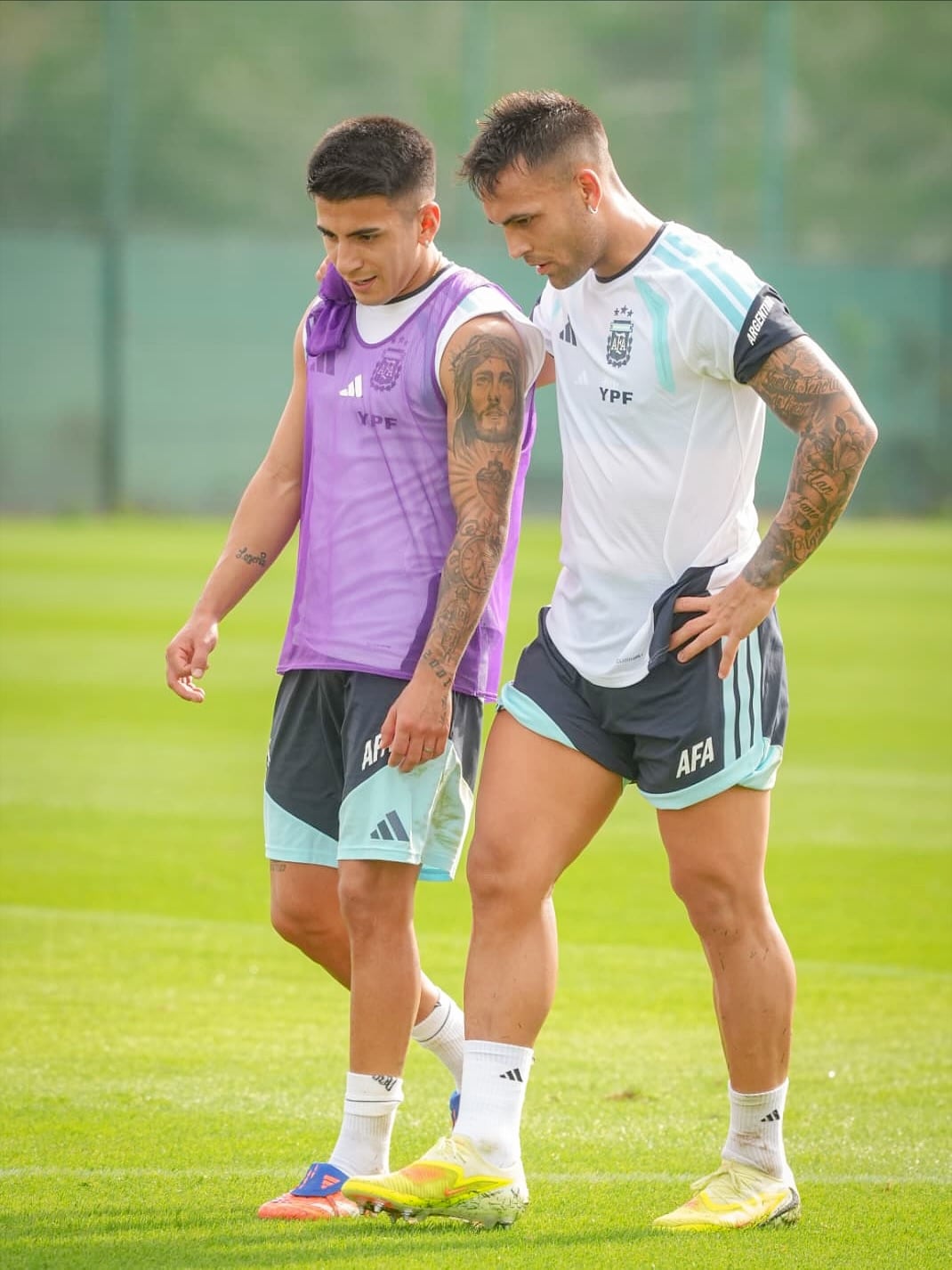 Thiago Almada y Lautaro Martínez muestran sus tatuajes en los brazos. Thiago, por ejemplo, se grabó a la cara de Jesucristo en la parte superior izquierda
