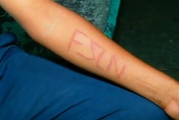 A la primera víctima, un