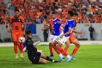 La Primera División de El Salvador experimenta un posible adelanto en la reducción de equipos según las nuevas directrices de Yamil Bukele./ (Fesfut)