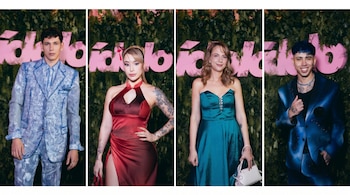 Composición de cuatro retratos de dos hombres y dos mujeres en trajes de gala frente a un muro verde con letras rosadas.