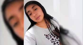 Una mujer de cabello largo y oscuro lleva una camiseta blanca con estampado de leopardo