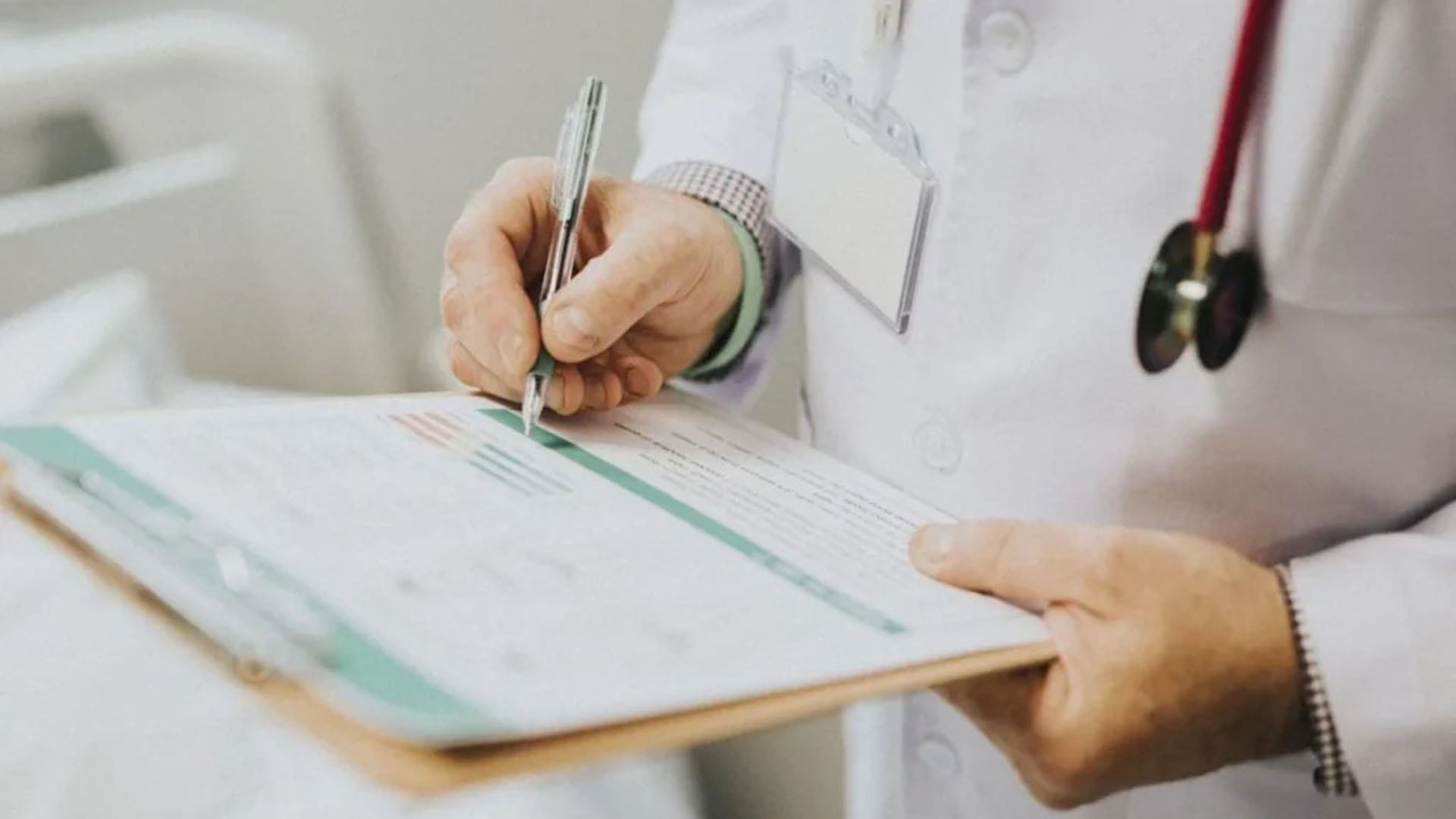 La propuesta de reforma introduce diferencias según el motivo de la licencia médica, una novedad para Argentina