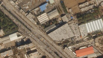 La foto satelital de Planet Labs PBC muestra daños en el techo de un taller militar iraní, centro, luego de un ataque con drones en Isfahán, Irán, 2 de febrero de 2023. (Planet Labs PBC via AP)