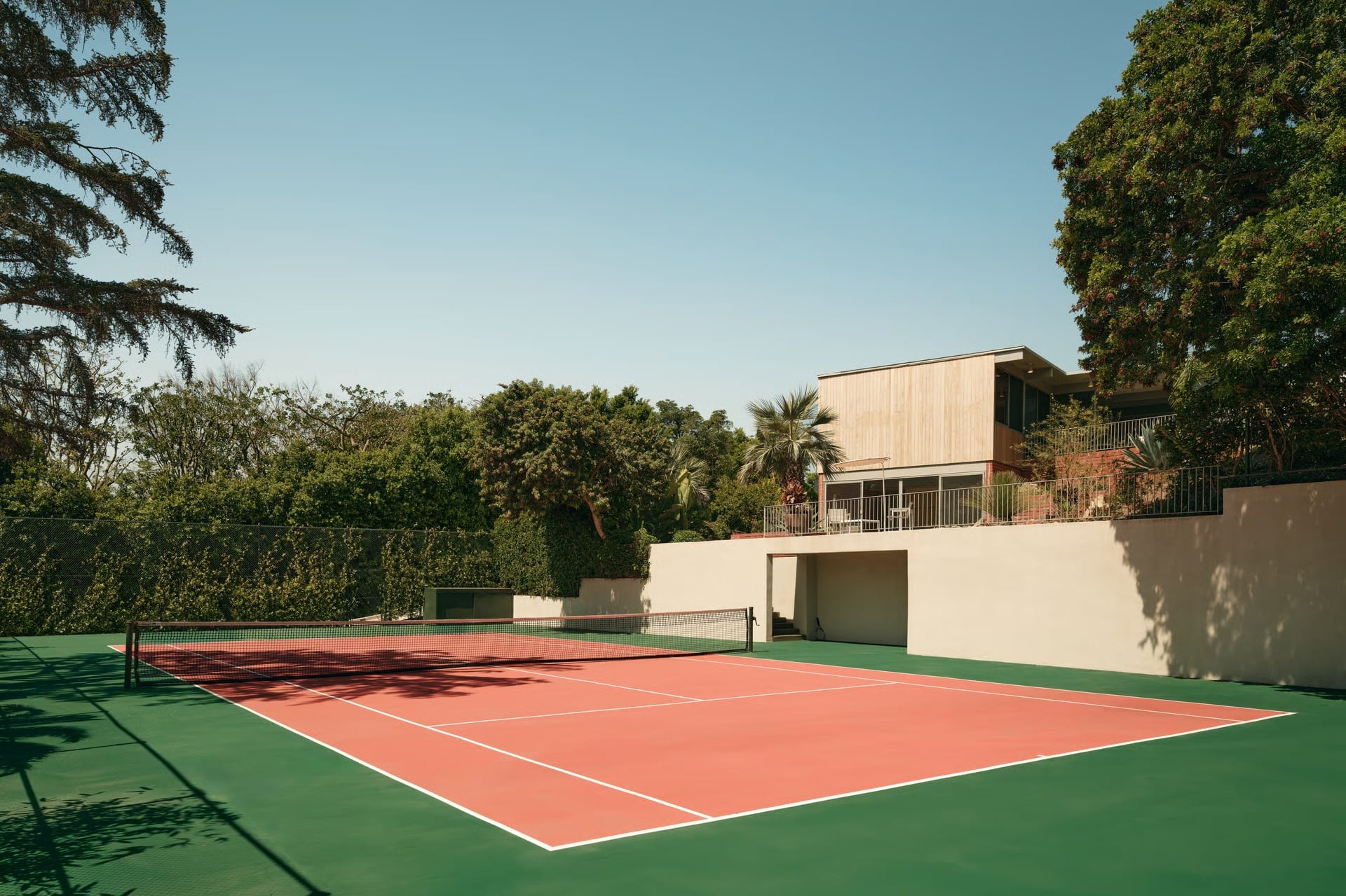 La cancha de tenis que ordenó construir Chaplin en 1928 se conserva en el predio de Summit Drive (crédito: Carolwood Estates/Nils Timm)