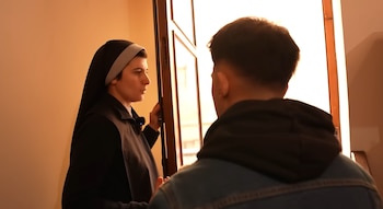 Sor Marta enseña su convento.