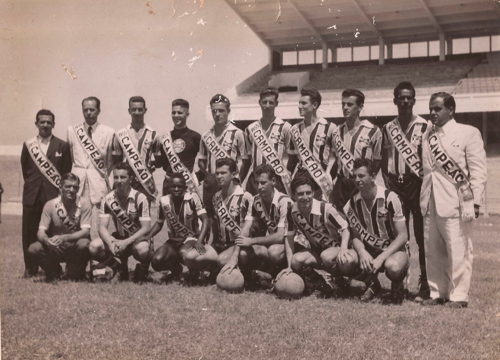 En Gremio fue campeón en los años 1956, 1957, 1958 y 1959. Delem, el segundo con la
pelota