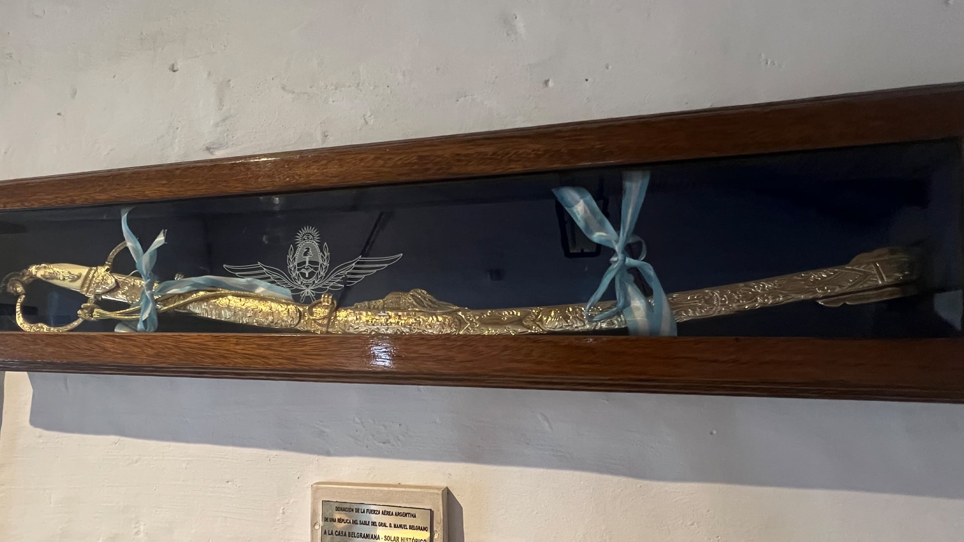 También se exhibe una réplica del sable que el gobierno le entregó al creador de la Bandera luego de su victoria en Tucumán y Salta