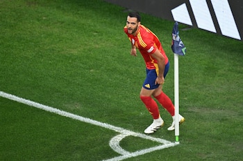 Mikel Merino dando la vuelta al banderín de córner. (REUTERS/Angelika Warmuth)