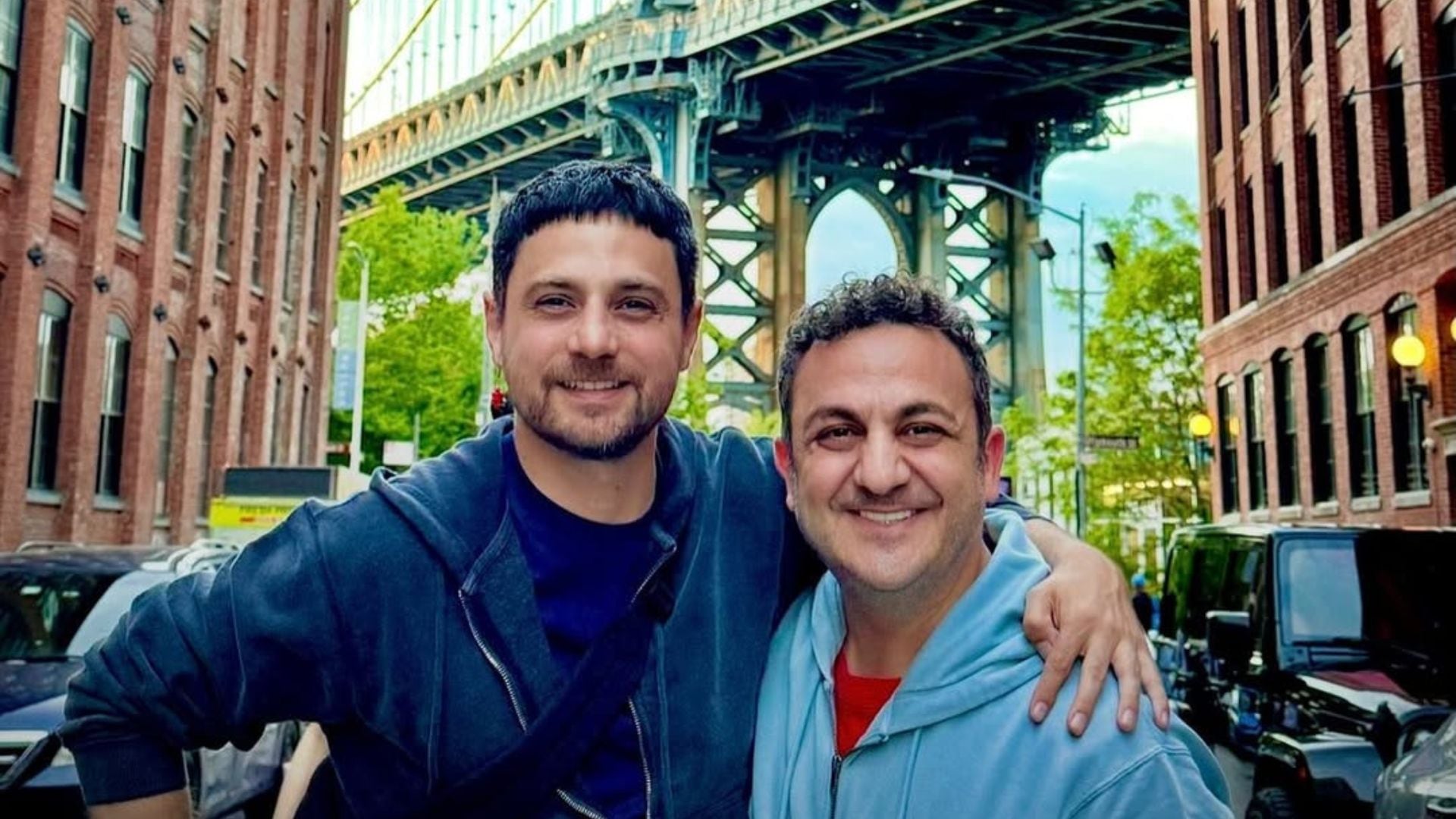 Diego Topa junto a su pareja, Hugo, en uno de sus viajes (Instagram)