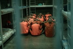 Costa Rica traslada a los primeros 123 presos a su megacárcel inspirada en el CECOT de Bukele