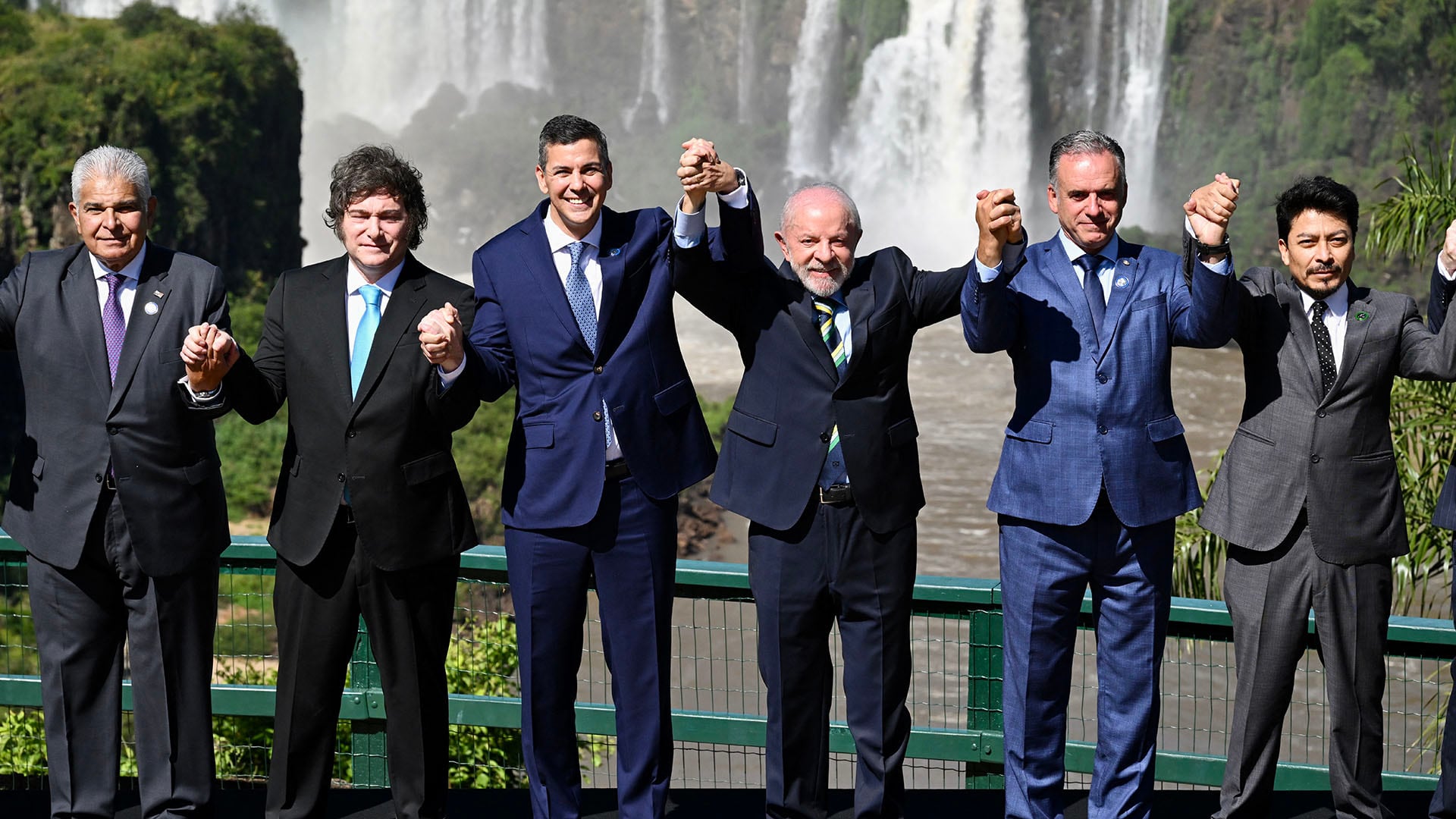 Javier Milei junto a los mandatarios que integran el Mercosur