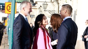 La reina Letizia recupera en Helsinki su abrigo más escandinavo y un vestido ‘made in Spain’ de flores con relieve